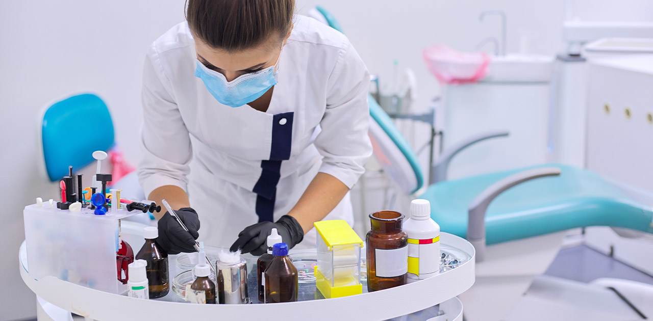 Was macht ein:e Zahntechniker:in? Was macht ein:e Zahntechniker:in?