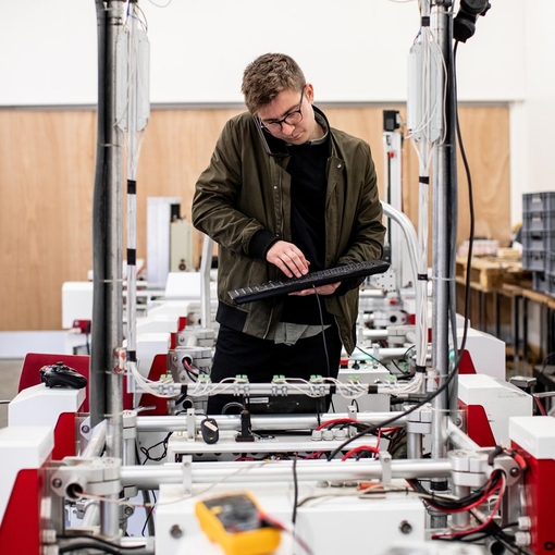 Erwecke Roboter zum Leben: Karriere als Robotiktechniker:in